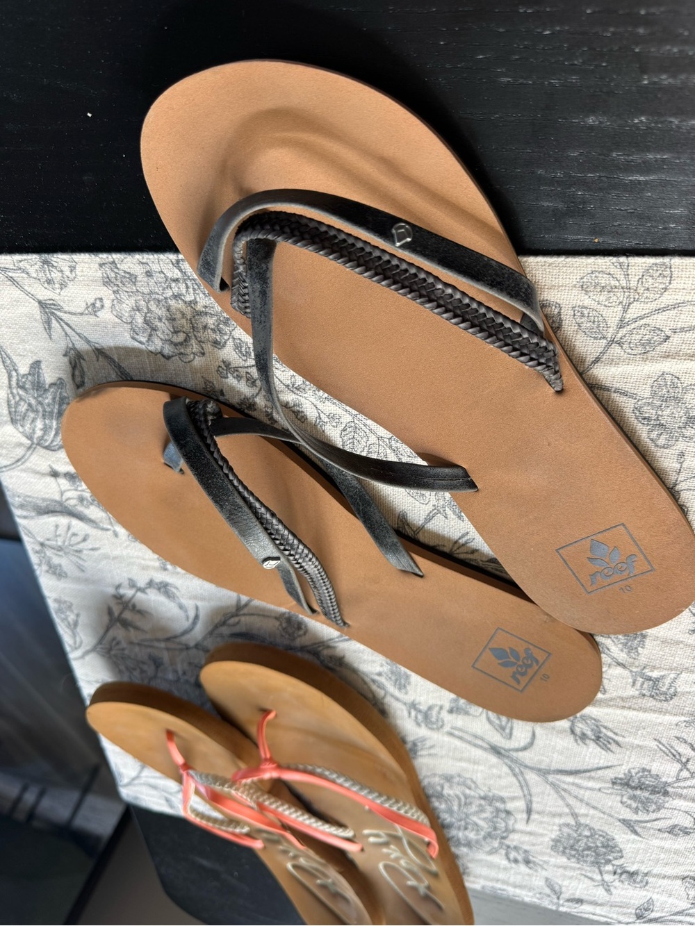 Reef & Roxy Women's flip flops - Picture 2 of 5